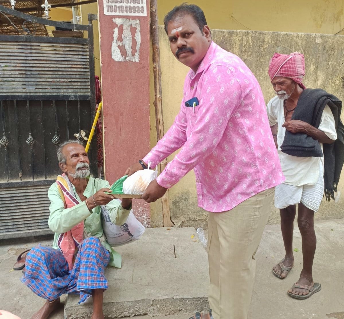 దాతల సహకారంతో 1826 రోజులుగా పేదలకు అన్నార్తులకు అన్నదాన కార్యక్రమం అన్నిదానాల్లో కెల్ల అన్నదానం మిన్న  1826 రోజులుగా అన్నార్తులకు పేదలకు అన్నదానం
